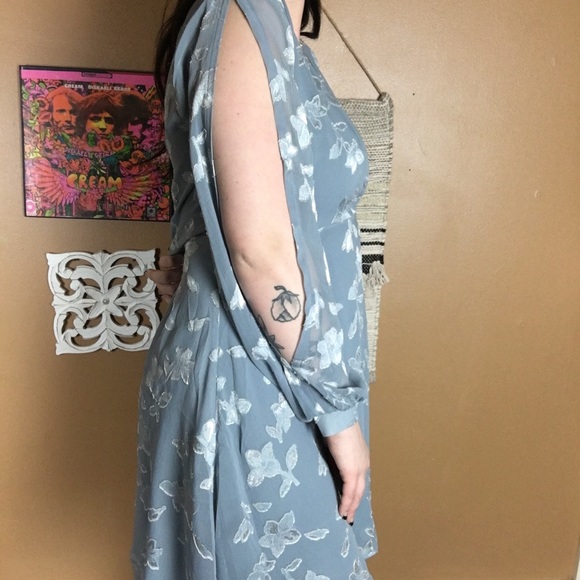 ASTR / Blue Floral Wrap Dress - Picture 3 of 7